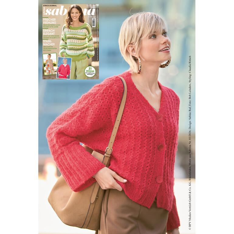 Frau trägt rot-gestreifte Jacke, Zeitschrift im Hintergrund