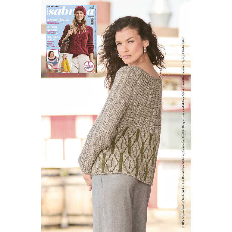 Frau in lässigem Pullover mit Jacquardmuster, Zeitschrift im Hintergrund