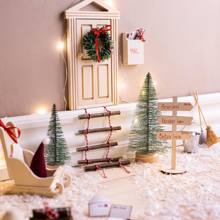 Kreativ-Set mit Wichteltür und Weihnachtsdekoration für eine schöne Winterlandschaft.