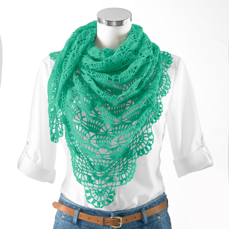 Häkel-Dreiecktuch aus Seidana von Junghans-Wolle, ausgestellt auf einem Mannequin.