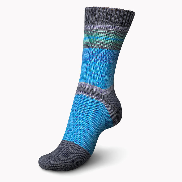 Bunte Sockenwolle Regia Pairfect Design Line mit blauer Socke.