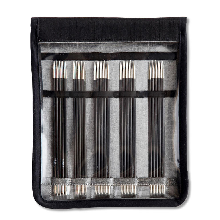 Set von Karbonstricknadeln in durchsichtiger Hülle für die Aufbewahrung.