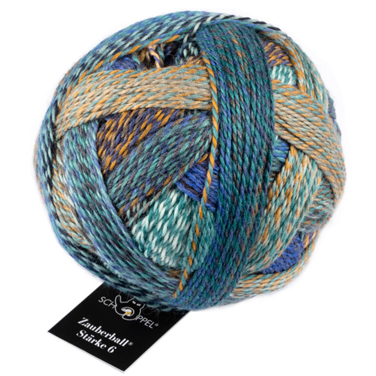 Bunter Wollball 'Zauberball' mit verschiedenen Blau- und Grüntönen und Etikett.