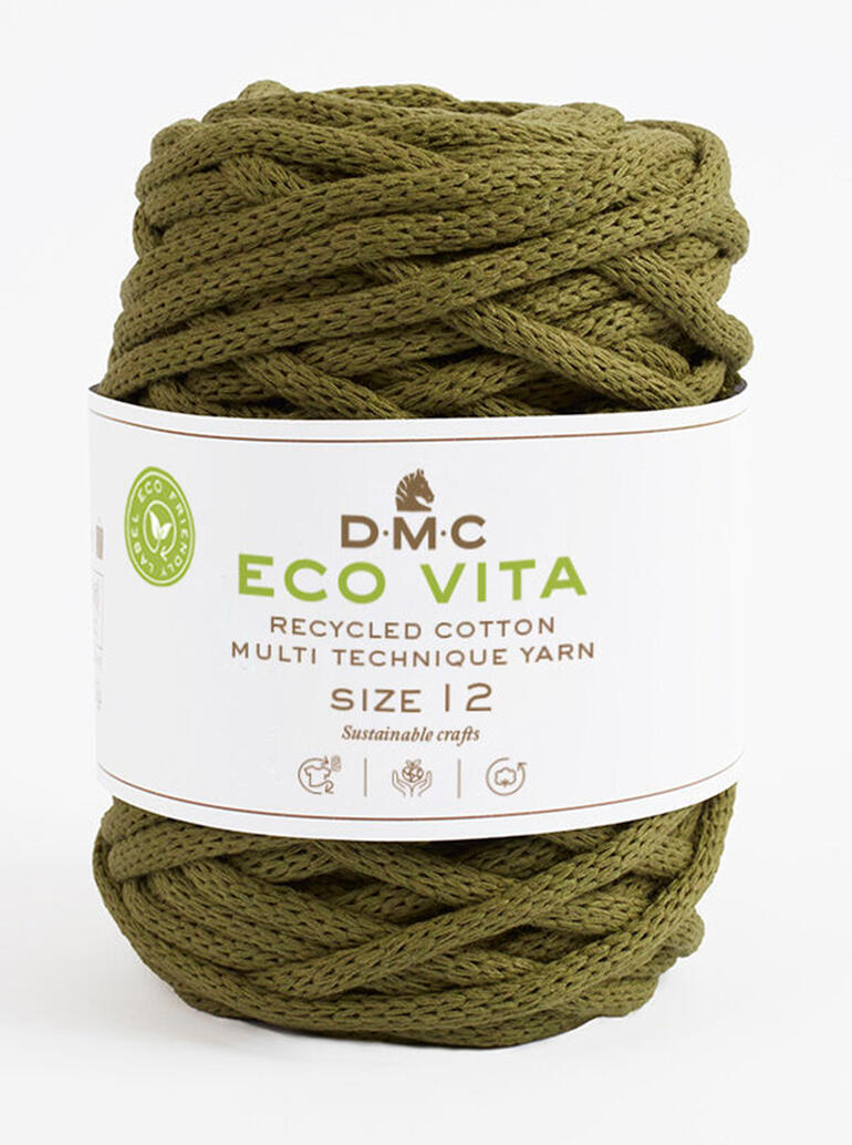 Olivegrünes, recyceltes Baumwollgarn in einem Knäuel