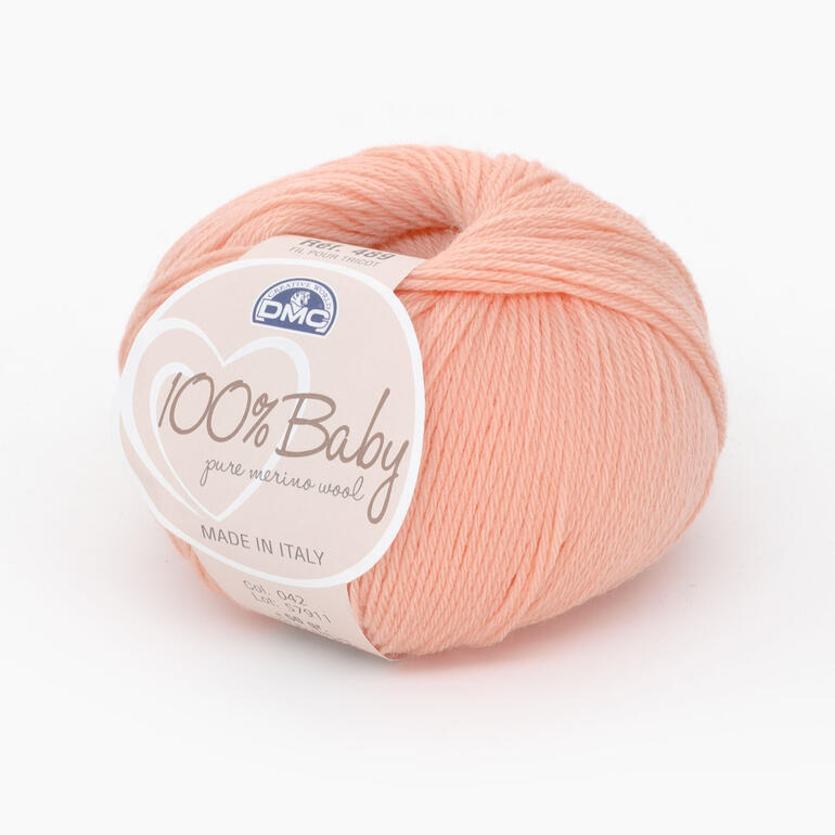 Pfirsichfarbenes 100 % Baby Garn von DMC in einem Wollknäuel.