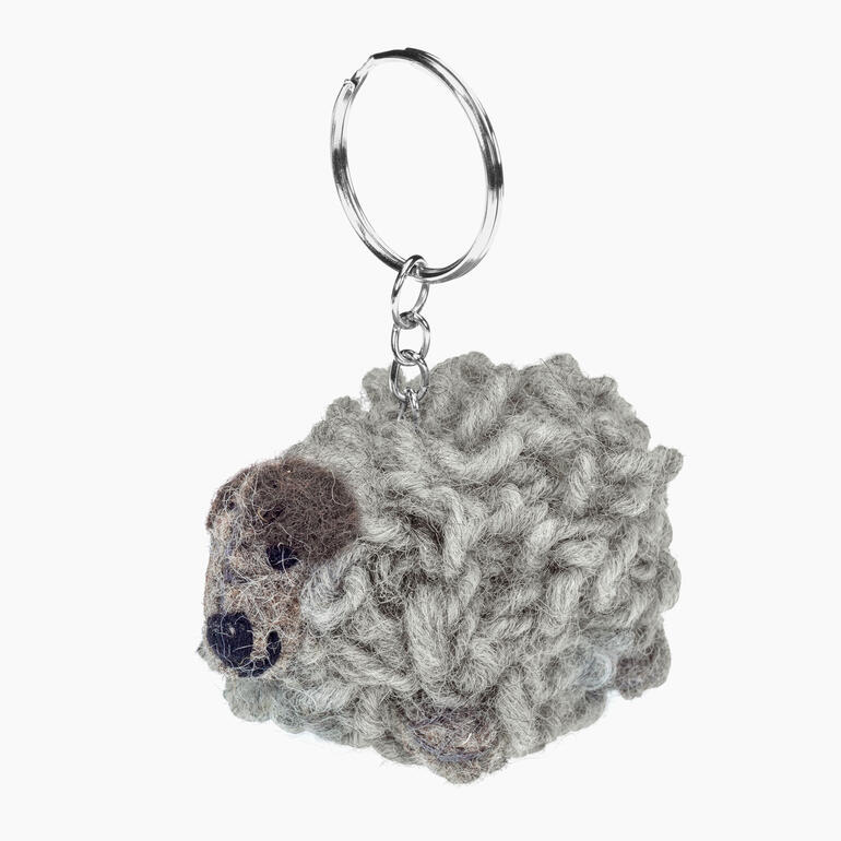 Schlüsselanhänger-Schäfchen Wolli in Grau aus Wolle.