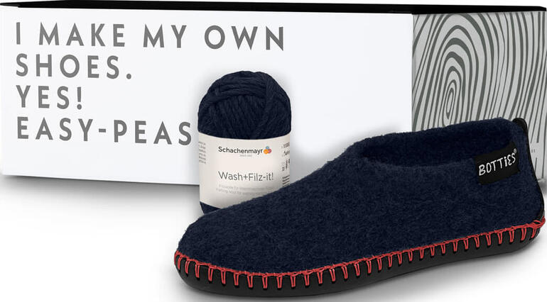 Starter-Set mit Strick- und Filz-Botties in Dunkelblau, inklusive Wollknäuel.