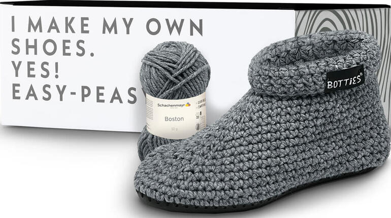 Starter-Set mit Häkelbotties in Grau, inklusive Wollknäuel.