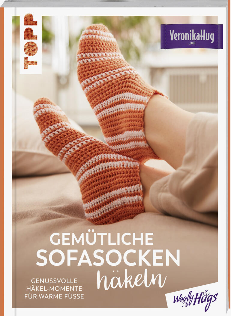 Buch 'Woolly Hugs – Gemütliche Sofasocken häkeln' für warme Füße.