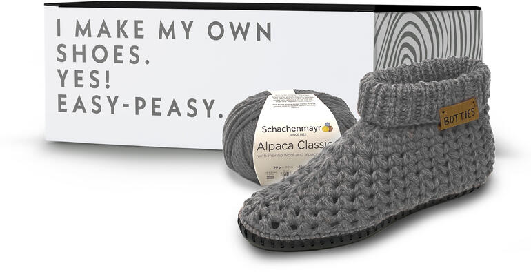 Starter Set mit grauen Häkelbotties und Wolle in einer Geschenkbox.