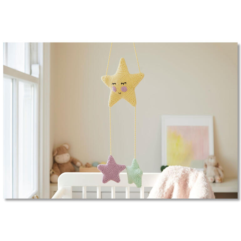 Strickset für ein Mobile mit einer gelben Sternform.