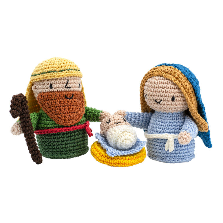 Gehäkelte Heilige Familie: Maria, Josef und das Baby in einer Wiege.