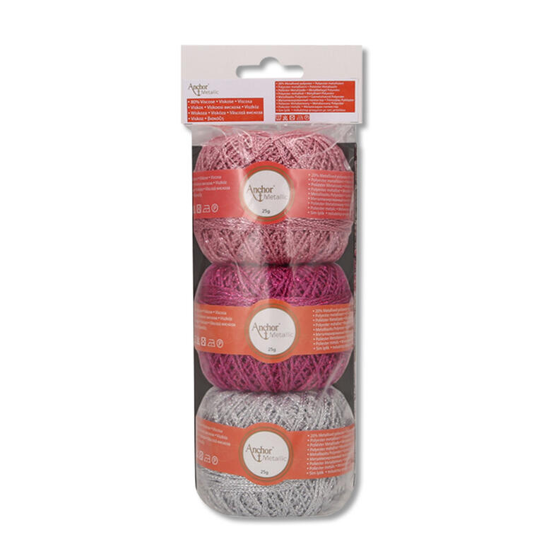 Drei Metallic-Garne in Pink- und Silberfarbtönen.