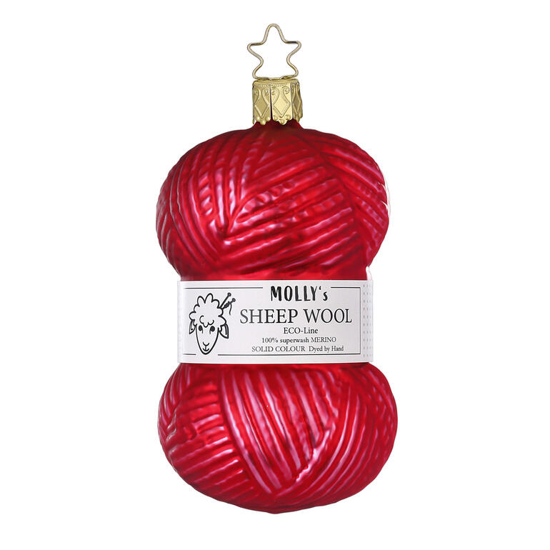 Rote Weihnachtskugel in Form eines Wollknäuels mit goldener Aufhängung.