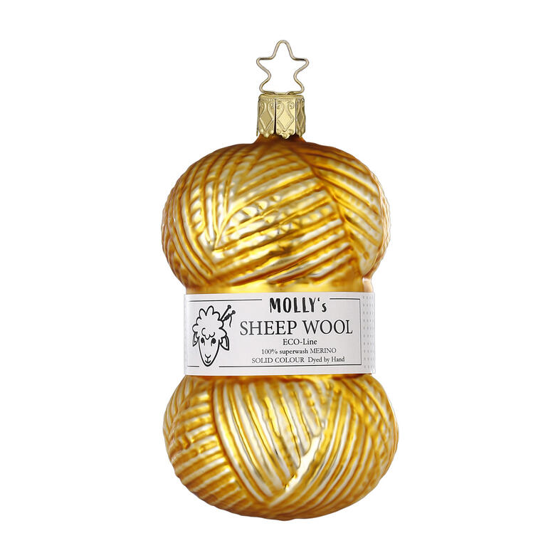 Weihnachtskugel in Form eines Wollknäuels in Gold mit rotem Etikett.
