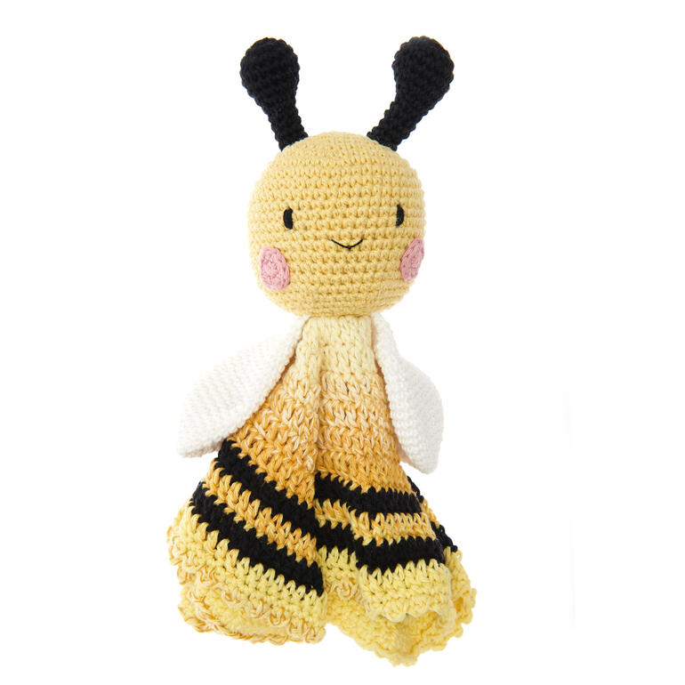 Häkelset mit Biene vor grünem Hintergrund