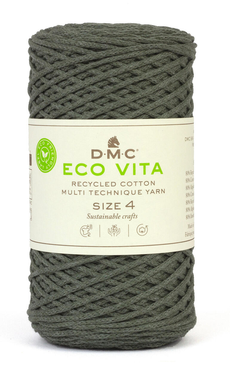 Eco Vita 4 von DMC, recycelte Baumwolle, Farbe: Olivgrün, Garn in einer spindelförmigen Rolle.