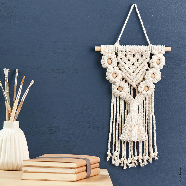 Kleines Makramee-Wandbehang-Set mit dekorativem Design aus beige geflochtenem Garn.