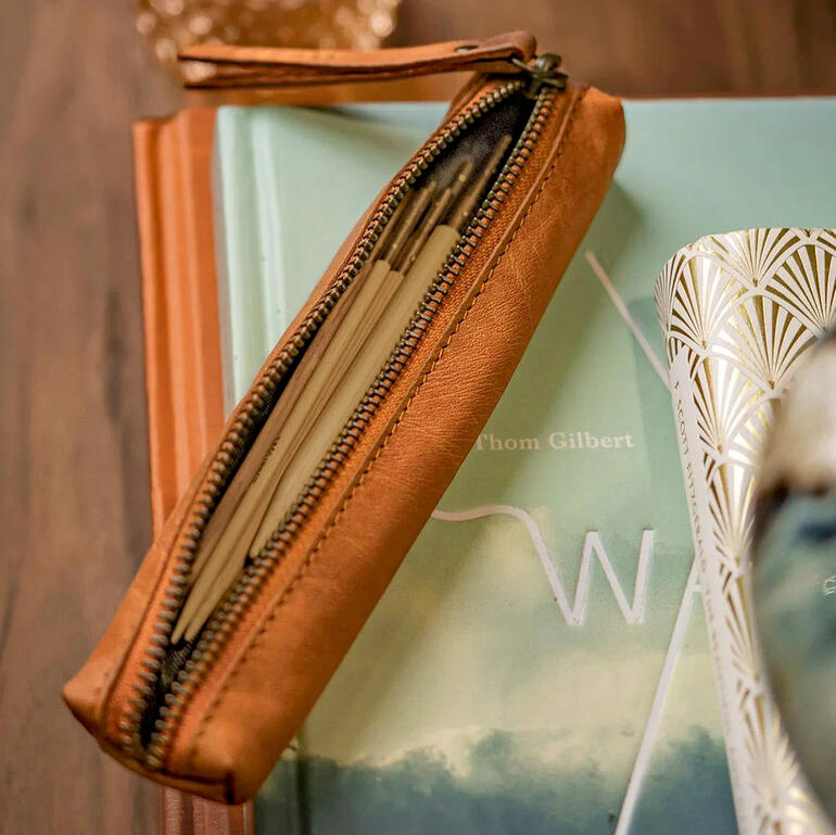 Muud Ledermäppchen Hee in brauner Farbe mit Reißverschluss