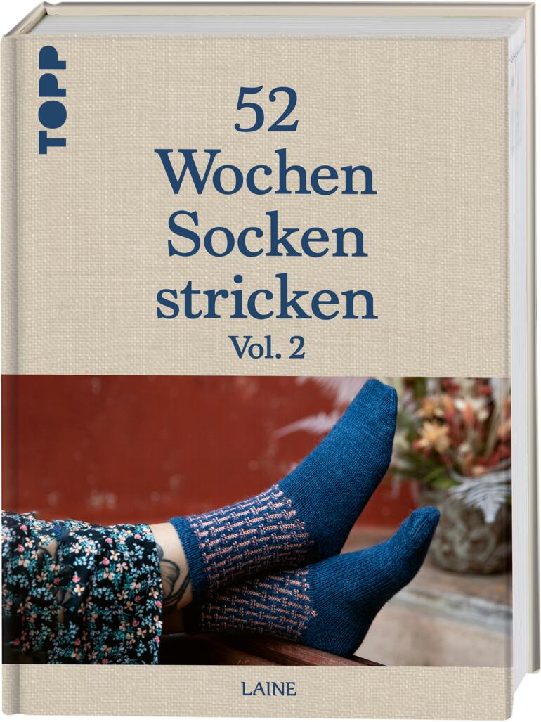 Buchcover über 52 Wochen Socken stricken mit einem Bild von gestrickten Socken.