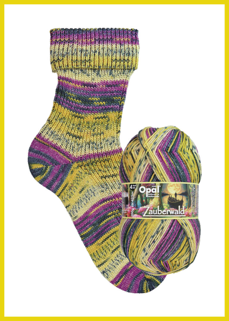 Socken aus Zauberwald 4-fach von Opal in gelben und lila Farbtönen, Wolle daneben.