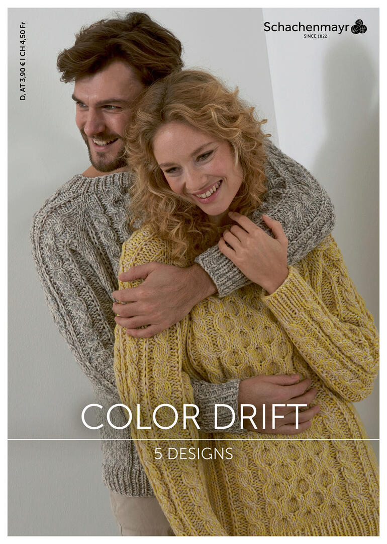 Farbenbuch Color Drift mit 5 Designs, Mutter und Tochter in Pullovern.