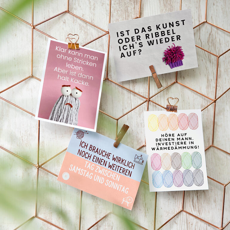 Vierer-Set von Postkarten mit bunten Motiven und Strickbotschaften