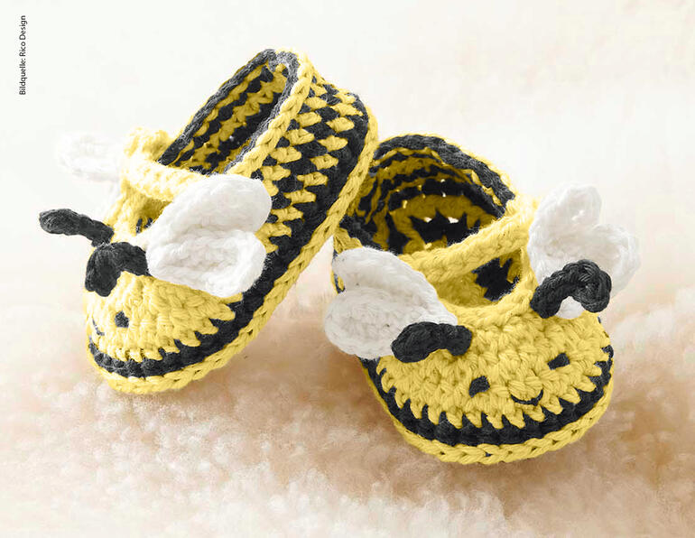 Gehaekelte Baby Booties in Bienenform in schwarz-gelb