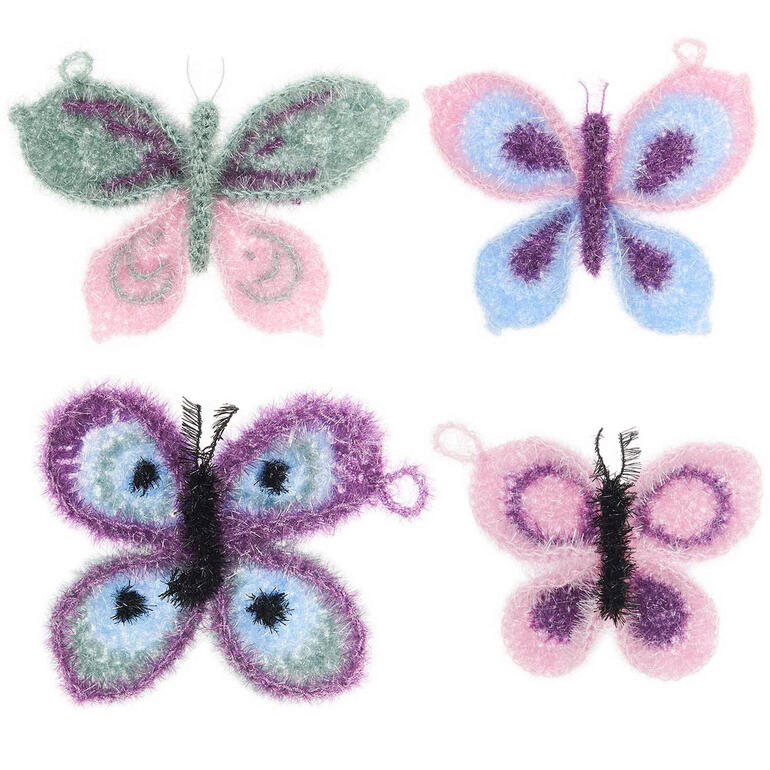 Vier farbige gehäkelte Schmetterlinge auf einem weißen Hintergrund.