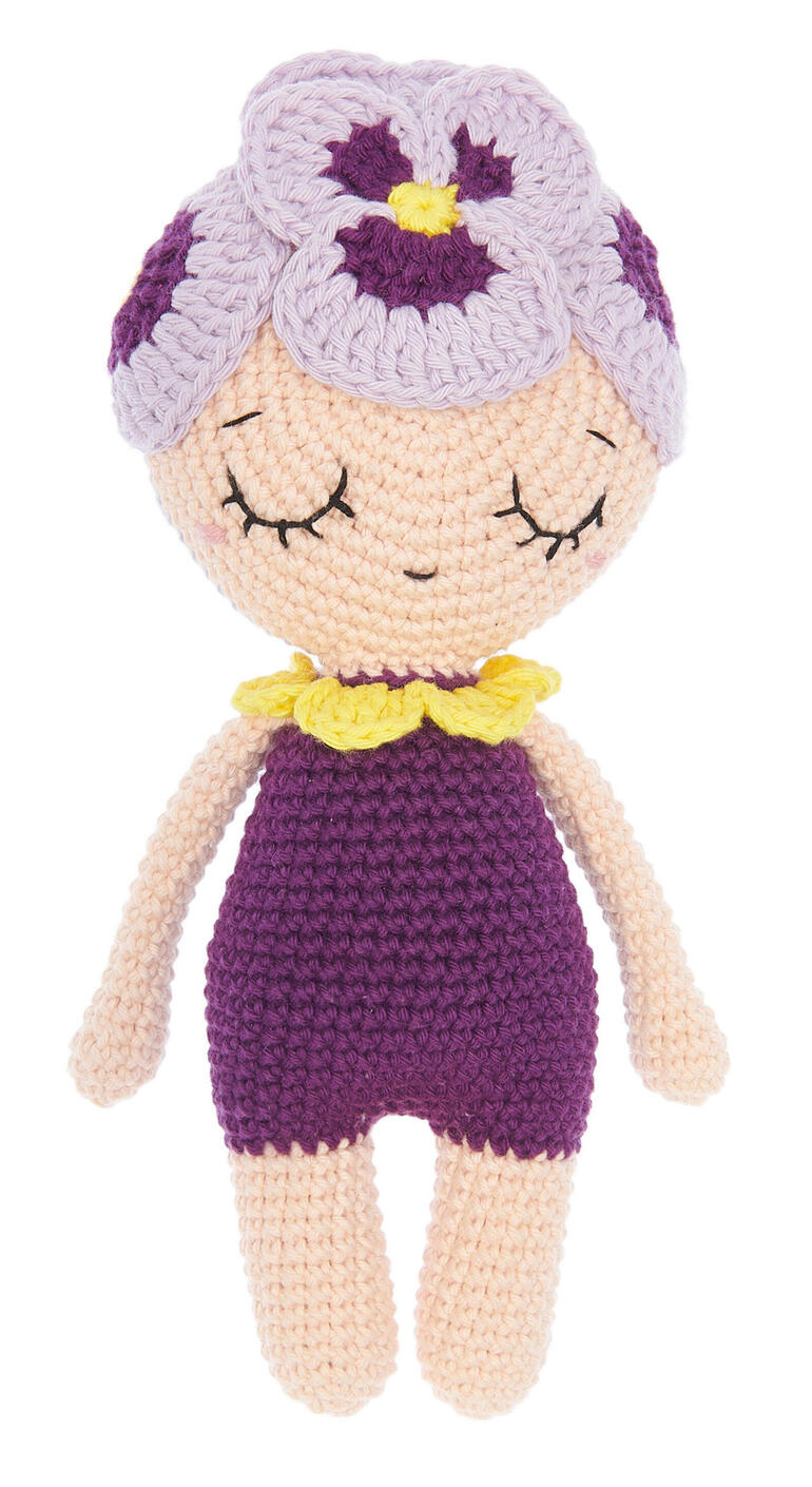 Häkelpuppe mit lila Blütenhaube, lila Kleid und gelbem Kragen.