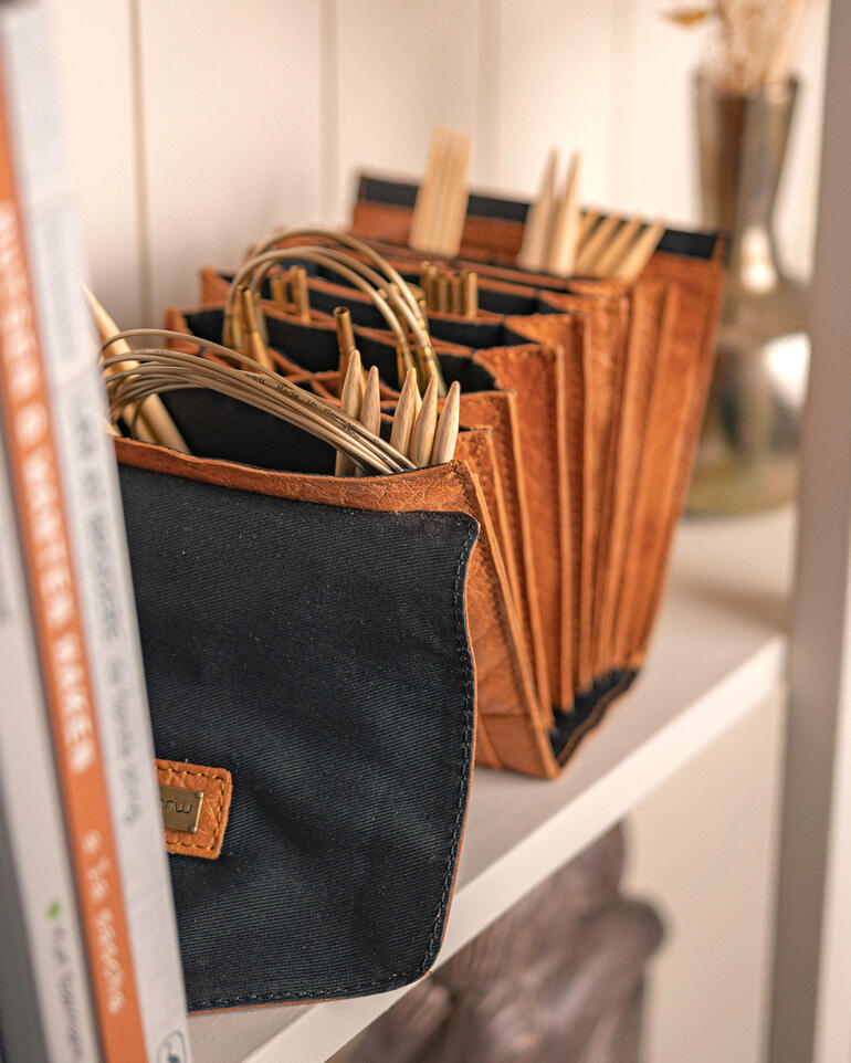 Muud Etui Betina in Whisky-Farbe, gefüllt mit Häkel- und Strickwerkzeugen auf einem Regal.
