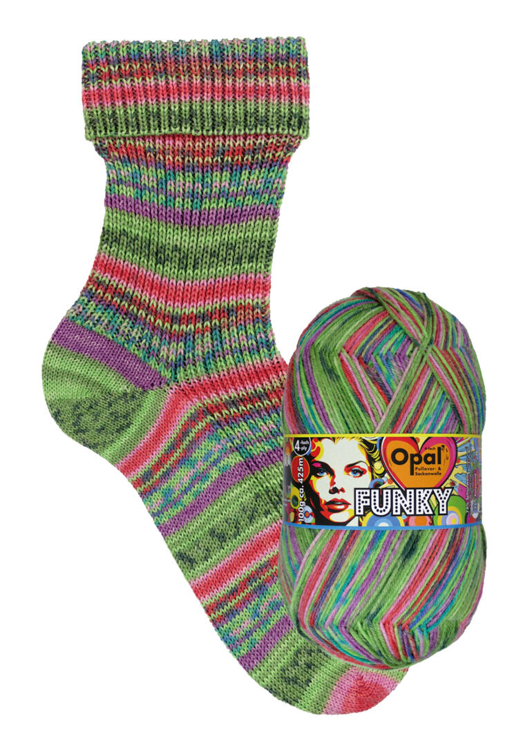 Grüne Socke in Rippstrick, zusammen mit dem Opal Funky 4-fach Garn.