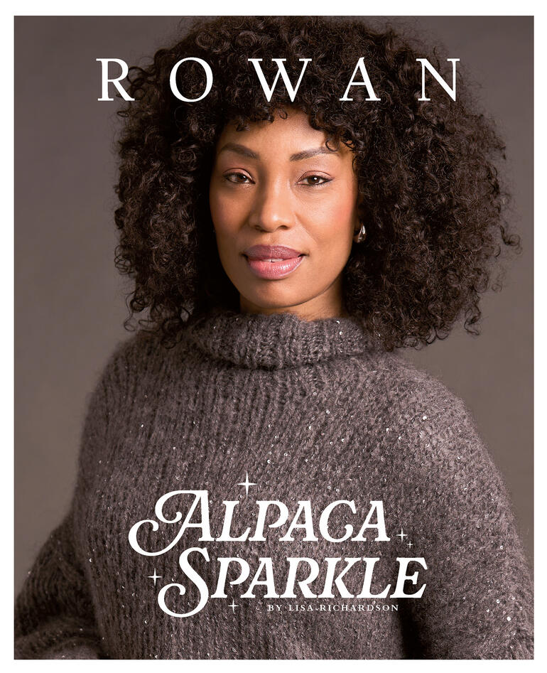 Model trägt einen grauen Pullover aus Rowan Alpaca Sparkle