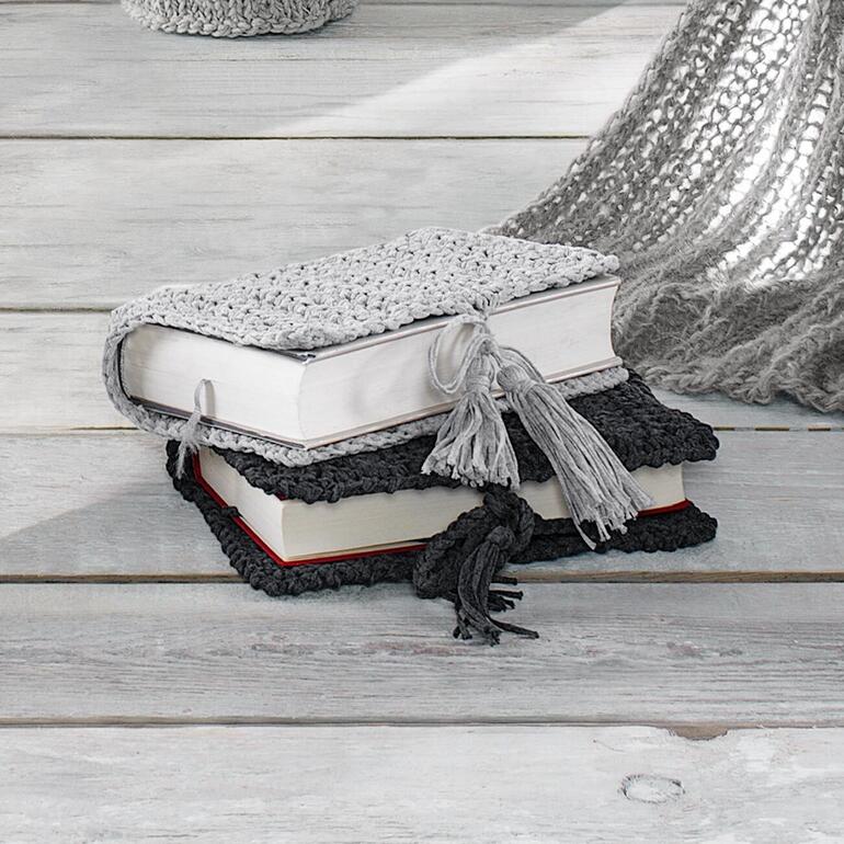Anleitung 169/1: Gehäkelte Buchhüllen aus Bandana, dekorativ und praktisch.