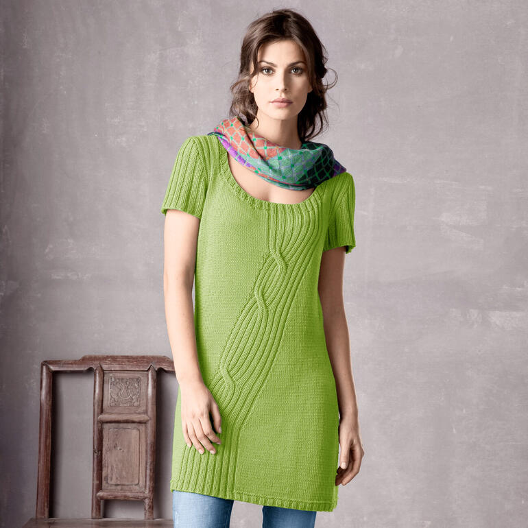 Modell Anleitung 438/2, eine grüne Tunika aus Merino-Cotton, getragen von einer Frau.