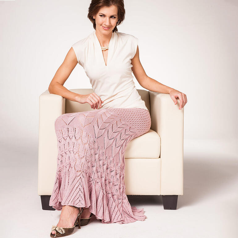 Modell Anleitung 610/3, ein Rock aus Micro, getragen von einer Frau auf einem Sessel.