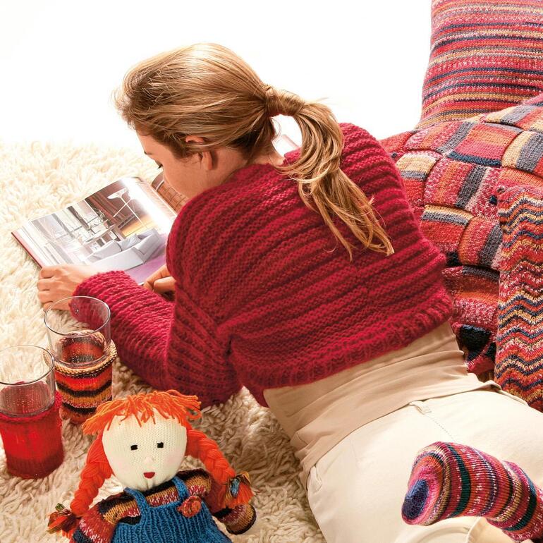 Anleitung für Bolero aus Scala von Junghans-Wolle, eine Frau liest in einer Zeitschrift.