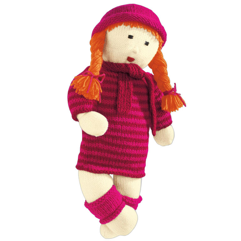 Puppe Jule trägt ein gestreiftes Pullikleid, Stulpen, Mütze und Schal.