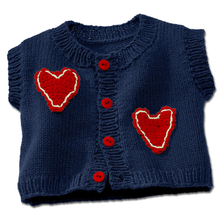 Dunkelblaue Babyweste mit roten Häkelherzen und Knöpfen.