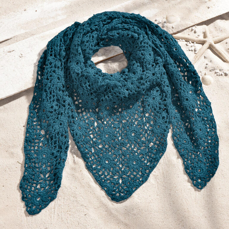 Dreiecktuch aus Häkelmotiven in tiefem Türkis mit Lochmuster.