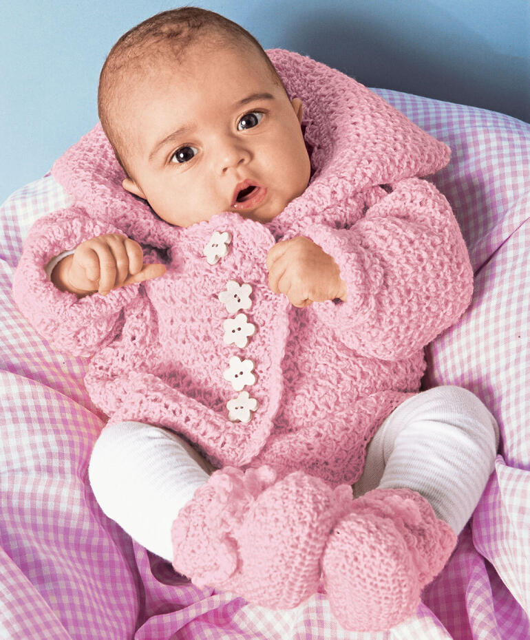 Babyjacke in Rosa mit Häkelrändern und passenden Schühchen.
