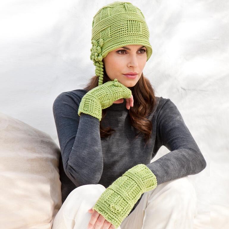 Gehäkelter Damenhut und Pulswärmer in grüner Farbe, modelliert auf einer Frau.