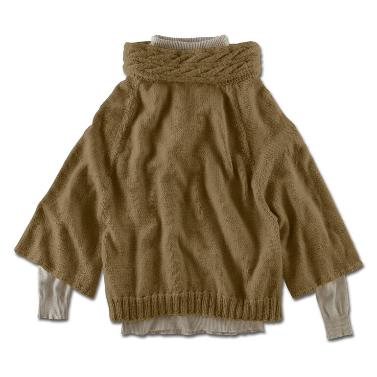 Cape-Pullover aus Peru in einem neutralen Olivton mit hohem Kragen.