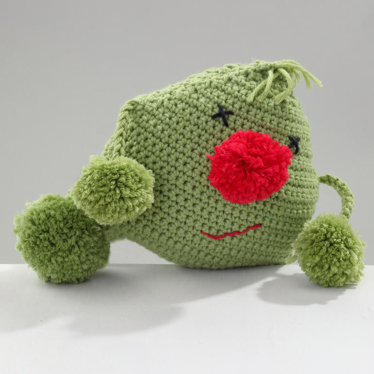 Kuschelkopf „Kalle“ aus Merino-Cotton in Grün mit roter Nase.