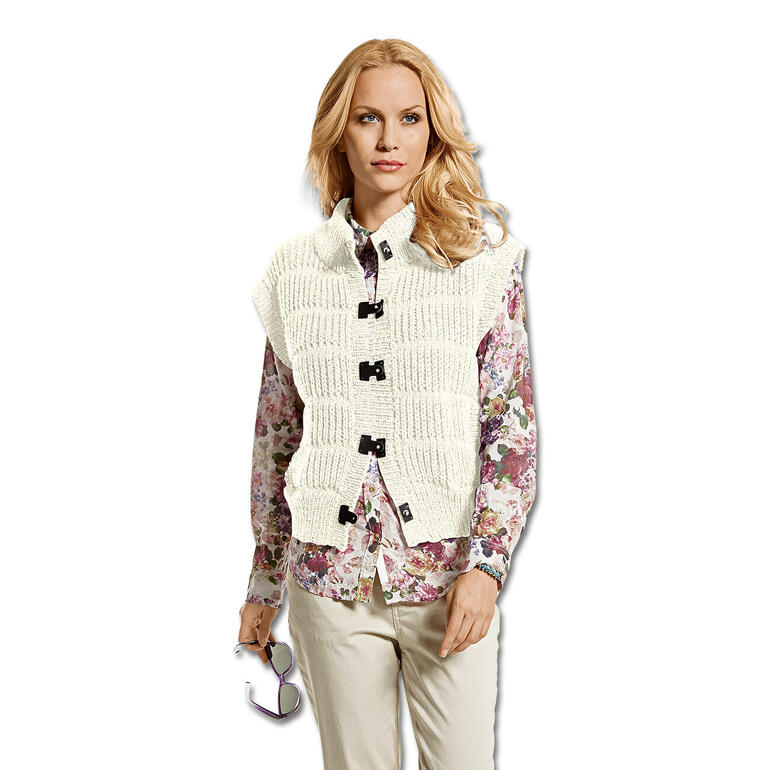 Weiße Weste aus Merino-Classic mit Knöpfen, getragen über floralem Hemd.