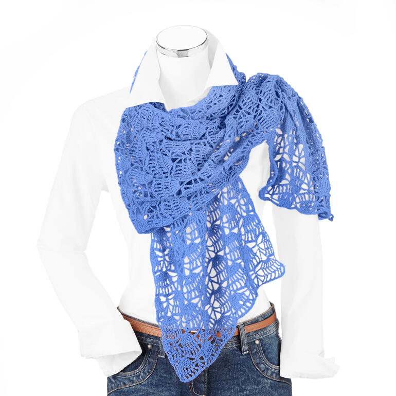 Gehäkelter Sommerschal aus Seidana® in blau, drapiert um einen Oberkörper.