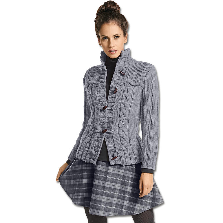 Grau gestrickte Jacke aus Merino Dick, vorn mit Knöpfen und hohem Kragen.