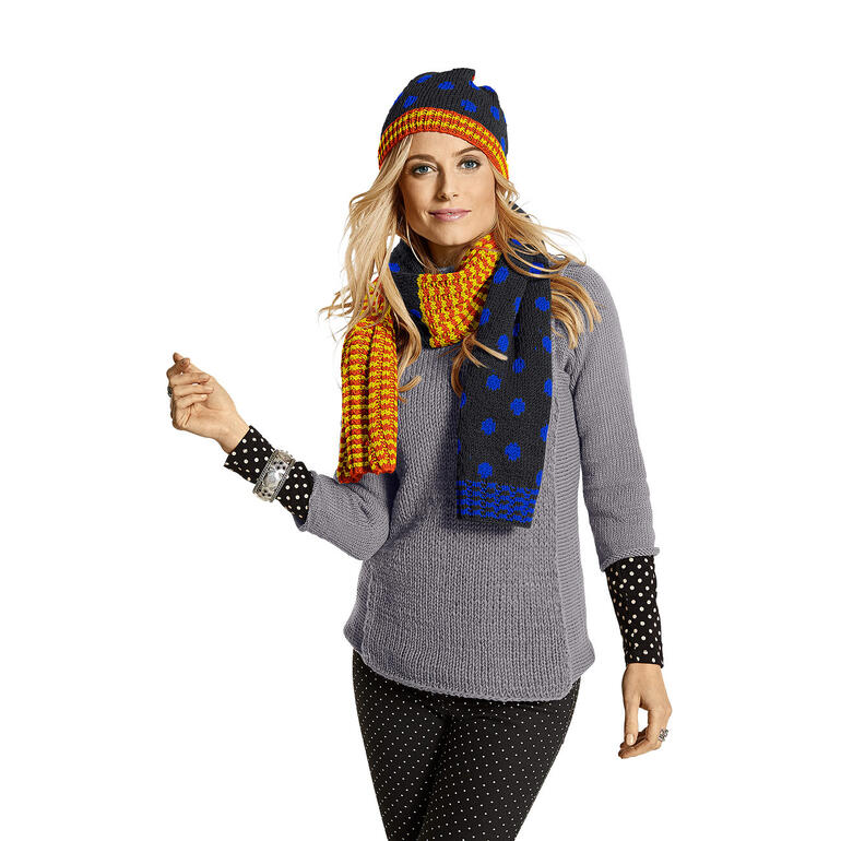 Damenpullover in Grau und Blau, kombiniert mit Mütze und Schal.