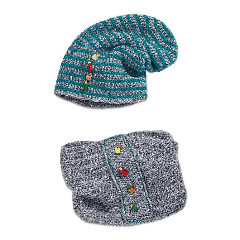 Gestreifte Mütze und Loop in Aqua und Grau mit kleinen Kontrastdetails.