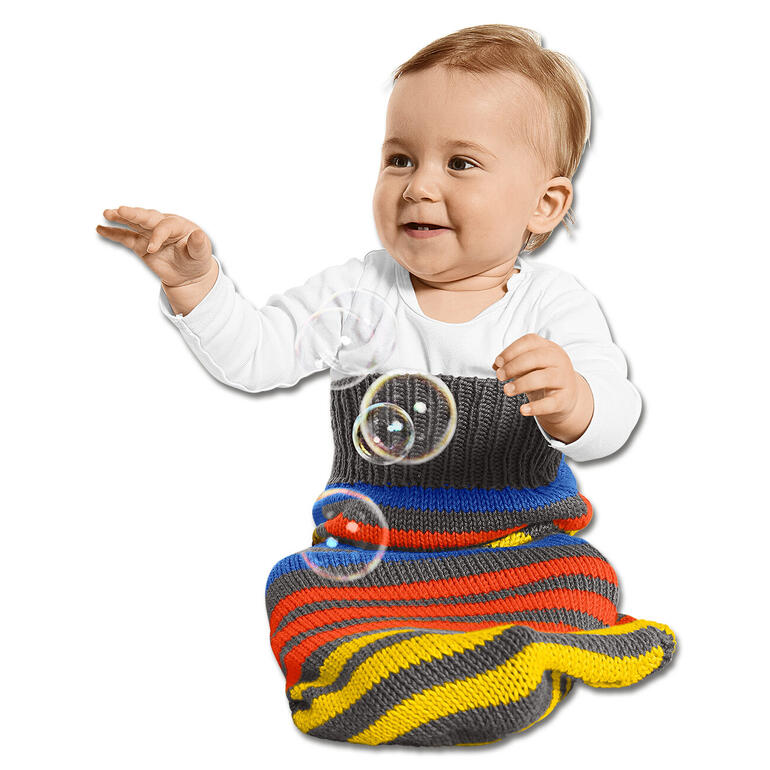 Bunter Pucksack aus Cotonara, getragen von einem lächelnden Baby.